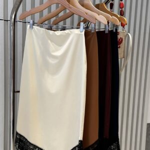 Saia Com Elástico na Cintura e Renda na Barra