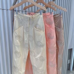 Calça Reta Com Detalhes